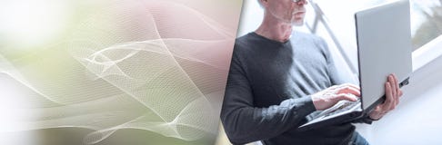 Ανώτερος επιχειρηματίας που στέκεται και που εργάζεται στο lap-top του πανοραμικό έμβλημα στοκ φωτογραφίες με δικαίωμα ελεύθερης χρήσης Ανώτερος επιχειρηματίας που στέκεται και που εργάζεται στο lap-top του πανοραμικό έμβλημα στοκ φωτογραφίες με δικαίωμα ελεύθερης χρήσης