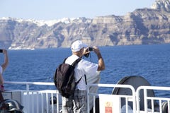 Ανώτερος τουρίστας σε ένα σκάφος στοκ εικόνα με δικαίωμα ελεύθερης χρήσης Ανώτερος τουρίστας σε ένα σκάφος στοκ εικόνα με δικαίωμα ελεύθερης χρήσης