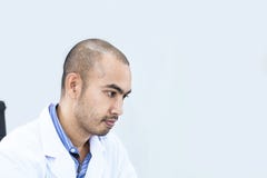 Ανώτερος όμορφος ερευνητής που σκέφτεται για το όνειρο Γιατρός στην άσπρη ακολουθία στοκ φωτογραφία με δικαίωμα ελεύθερης χρήσης Ανώτερος όμορφος ερευνητής που σκέφτεται για το όνειρο Γιατρός στην άσπρη ακολουθία στοκ φωτογραφία με δικαίωμα ελεύθερης χρήσης