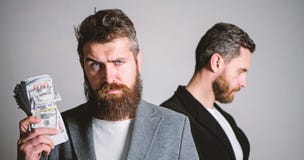 Απάτη και εξαπάτηση Γενειοφόρα χρήματα μετρητών λαβής απατεώνων ατόμων ενώ λυπημένο υπόβαθρο στάσεων θυμάτων Καμία προσοχή Πώς στοκ φωτογραφίες Απάτη και εξαπάτηση Γενειοφόρα χρήματα μετρητών λαβής απατεώνων ατόμων ενώ λυπημένο υπόβαθρο στάσεων θυμάτων Καμία προσοχή Πώς στοκ φωτογραφίες