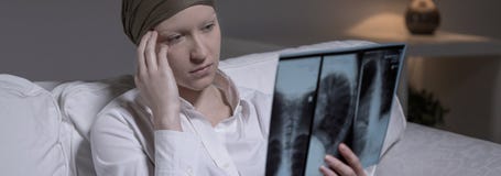 Απελπιμένος γυναίκα με τον καρκίνο εγκεφάλου στοκ φωτογραφία με δικαίωμα ελεύθερης χρήσης Απελπιμένος γυναίκα με τον καρκίνο εγκεφάλου στοκ φωτογραφία με δικαίωμα ελεύθερης χρήσης