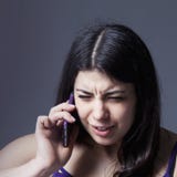 Απελπισμένα νέα smartphone και να φωνάξει εκμετάλλευσης γυναικών στοκ φωτογραφίες Απελπισμένα νέα smartphone και να φωνάξει εκμετάλλευσης γυναικών στοκ φωτογραφίες