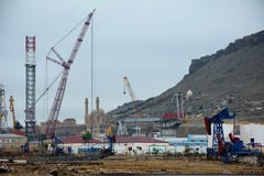 Αποβάθρες στο Μπακού με το μουσουλμανικό τέμενος Bibi-bibi-heybat στο υπόβαθρο στοκ φωτογραφία με δικαίωμα ελεύθερης χρήσης Αποβάθρες στο Μπακού με το μουσουλμανικό τέμενος Bibi-bibi-heybat στο υπόβαθρο στοκ φωτογραφία με δικαίωμα ελεύθερης χρήσης