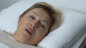 Απογοητευμένη ηλικίας γυναίκα που βρίσκεται στο κρεβάτι, κλείνοντας πρόσωπο με το τρέμοντας χέρι, κρίση απόθεμα βίντεο Απογοητευμένη ηλικίας γυναίκα που βρίσκεται στο κρεβάτι, κλείνοντας πρόσωπο με το τρέμοντας χέρι, κρίση απόθεμα βίντεο