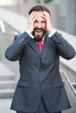 Απογοητευμένος επιχειρηματίας που κραυγάζει με τα χέρια στο κεφάλι του στοκ φωτογραφία με δικαίωμα ελεύθερης χρήσης Απογοητευμένος επιχειρηματίας που κραυγάζει με τα χέρια στο κεφάλι του στοκ φωτογραφία με δικαίωμα ελεύθερης χρήσης