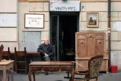 Αποκαταστάτης των παλαιών επίπλων μπροστά από το κατάστημά του στη Ρώμη Στοκ φωτογραφία με δικαίωμα ελεύθερης χρήσης Αποκαταστάτης των παλαιών επίπλων μπροστά από το κατάστημά του στη Ρώμη Στοκ φωτογραφία με δικαίωμα ελεύθερης χρήσης