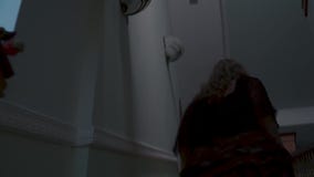 αποκριές Η νέα γυναίκα στη φρίκη συσσωρεύει τα σκαλοπάτια απόθεμα βίντεο αποκριές Η νέα γυναίκα στη φρίκη συσσωρεύει τα σκαλοπάτια απόθεμα βίντεο