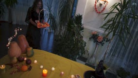 αποκριές Η νέα μάγισσα φέρνει ένα καλάθι των γλυκών απόθεμα βίντεο αποκριές Η νέα μάγισσα φέρνει ένα καλάθι των γλυκών απόθεμα βίντεο