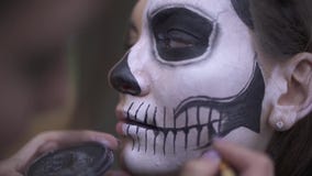 αποκριές Ο καλλιτέχνης Makeup εφαρμόζει τη σύνθεση στο πρόσωπο κοριτσιών απόθεμα βίντεο αποκριές Ο καλλιτέχνης Makeup εφαρμόζει τη σύνθεση στο πρόσωπο κοριτσιών απόθεμα βίντεο