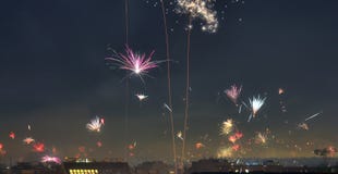 Απομονωμένα πυροτεχνήματα καλής χρονιάς πέρα από τις στέγες της Βιέννης στην Αυστρία στοκ εικόνες Απομονωμένα πυροτεχνήματα καλής χρονιάς πέρα από τις στέγες της Βιέννης στην Αυστρία στοκ εικόνες