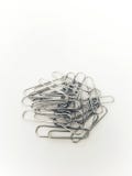 Απομονωμένη ομάδα paperclips στην κινηματογράφηση σε πρώτο πλάνο στοκ εικόνες με δικαίωμα ελεύθερης χρήσης Απομονωμένη ομάδα paperclips στην κινηματογράφηση σε πρώτο πλάνο στοκ εικόνες με δικαίωμα ελεύθερης χρήσης