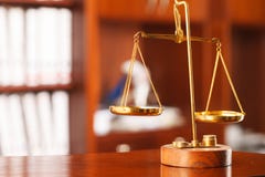 απομονωμένο λευκό συμβόλων κλίμακας νόμου δικαιοσύνης ανασκόπησης έννοια απομονωμένο λευκό συμβόλων κλίμακας νόμου δικαιοσύνης ανασκόπησης έννοια