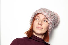 Απομονωμένο πορτρέτο του όμορφου νέου redhead κοριτσιού στο πορφυρό πουλόβερ και του ρόδινου πλεκτού καπέλου με το πυροβόλο που ν στοκ φωτογραφίες Απομονωμένο πορτρέτο του όμορφου νέου redhead κοριτσιού στο πορφυρό πουλόβερ και του ρόδινου πλεκτού καπέλου με το πυροβόλο που ν στοκ φωτογραφίες