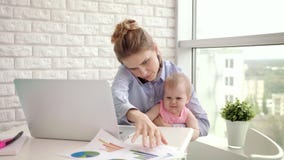 Αποσπασμένη μωρό μητέρα από τη συνομιλία Σύγχρονη γυναίκα που εργάζεται από το σπίτι Αποσπασμένη μωρό μητέρα από τη συνομιλία Σύγχρονη γυναίκα που εργάζεται από το σπίτι