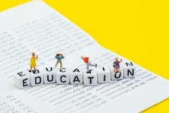 Αποταμίευση για την εκπαίδευση ή έννοια δαπανών κολλεγίων και σχολείων, μικροσκοπικά παιδιά σχολείου που περπατά και που παίζει σ στοκ φωτογραφία με δικαίωμα ελεύθερης χρήσης Αποταμίευση για την εκπαίδευση ή έννοια δαπανών κολλεγίων και σχολείων, μικροσκοπικά παιδιά σχολείου που περπατά και που παίζει σ στοκ φωτογραφία με δικαίωμα ελεύθερης χρήσης