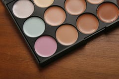 Αποτελέστε concealer στοκ εικόνες με δικαίωμα ελεύθερης χρήσης Αποτελέστε concealer στοκ εικόνες με δικαίωμα ελεύθερης χρήσης