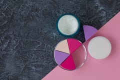 Αποτελέστε applicators και την κρέμα στο φυσικό σκοτεινό υπόβαθρο πετρών με το διάστημα αντιγράφων στοκ φωτογραφία με δικαίωμα ελεύθερης χρήσης Αποτελέστε applicators και την κρέμα στο φυσικό σκοτεινό υπόβαθρο πετρών με το διάστημα αντιγράφων στοκ φωτογραφία με δικαίωμα ελεύθερης χρήσης