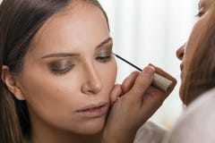 Αποτελέστε τον καλλιτέχνη ισχύοντα eyeliner στα βλέφαρα στοκ εικόνες με δικαίωμα ελεύθερης χρήσης Αποτελέστε τον καλλιτέχνη ισχύοντα eyeliner στα βλέφαρα στοκ εικόνες με δικαίωμα ελεύθερης χρήσης