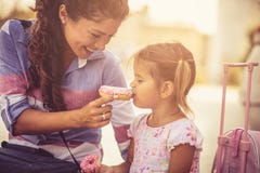 Από τη μητέρα μου ` s το χέρι είναι γλυκό στοκ φωτογραφία Από τη μητέρα μου ` s το χέρι είναι γλυκό στοκ φωτογραφία