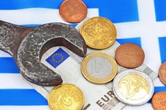 Απόκτηση στην έννοια της Ελλάδας με τα χρήματα και το γαλλικό κλειδί στοκ φωτογραφία με δικαίωμα ελεύθερης χρήσης Απόκτηση στην έννοια της Ελλάδας με τα χρήματα και το γαλλικό κλειδί στοκ φωτογραφία με δικαίωμα ελεύθερης χρήσης