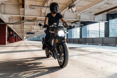 Απόμακρο σχέδιο της οδηγώντας μοτοσικλέτας ποδηλατών στο χώρο στάθμευσης στοκ φωτογραφίες Απόμακρο σχέδιο της οδηγώντας μοτοσικλέτας ποδηλατών στο χώρο στάθμευσης στοκ φωτογραφίες