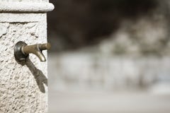 Απόμερη πηγή στο αγροτικό περιβάλλον στοκ εικόνες Απόμερη πηγή στο αγροτικό περιβάλλον στοκ εικόνες
