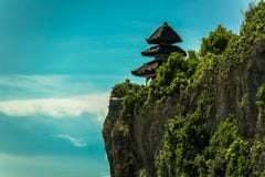 Απότομοι βράχοι κάτω από το ναό Uluwatu στο Μπαλί στοκ φωτογραφία με δικαίωμα ελεύθερης χρήσης Απότομοι βράχοι κάτω από το ναό Uluwatu στο Μπαλί στοκ φωτογραφία με δικαίωμα ελεύθερης χρήσης