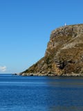 Απότομος βράχος από ένα νησί κοντά σε μια λίμνη στοκ φωτογραφία με δικαίωμα ελεύθερης χρήσης Απότομος βράχος από ένα νησί κοντά σε μια λίμνη στοκ φωτογραφία με δικαίωμα ελεύθερης χρήσης