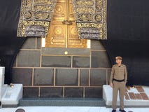 Αραβική αστυνομία κοντά στην πόρτα Kaaba στοκ φωτογραφία με δικαίωμα ελεύθερης χρήσης Αραβική αστυνομία κοντά στην πόρτα Kaaba στοκ φωτογραφία με δικαίωμα ελεύθερης χρήσης