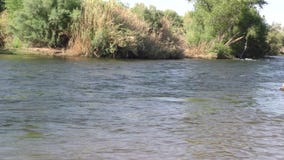 Αριζόνα, αλατισμένος ποταμός, μια ευρεία άποψη του αλατισμένου ποταμού ως ροές του νερού κοντά φιλμ μικρού μήκους Αριζόνα, αλατισμένος ποταμός, μια ευρεία άποψη του αλατισμένου ποταμού ως ροές του νερού κοντά φιλμ μικρού μήκους