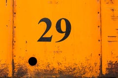 Αριθμός 29 στο σκουριασμένο πορτοκαλί πιάτο φύλλων μετάλλων με την τρύπα Στοκ Εικόνα Αριθμός 29 στο σκουριασμένο πορτοκαλί πιάτο φύλλων μετάλλων με την τρύπα Στοκ Εικόνα