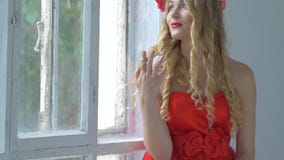 Αρκετά νέα γυναίκα με το στεφάνι των κόκκινων λουλουδιών επάνω φιλμ μικρού μήκους Αρκετά νέα γυναίκα με το στεφάνι των κόκκινων λουλουδιών επάνω φιλμ μικρού μήκους