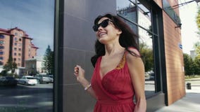 Αρκετά νέα γυναίκα που περπατά στην πόλη με τις τσάντες αγορών της κίνηση αργή φιλμ μικρού μήκους Αρκετά νέα γυναίκα που περπατά στην πόλη με τις τσάντες αγορών της κίνηση αργή φιλμ μικρού μήκους