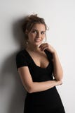 Αρκετά ξανθός στο μαύρο προκλητικό πορτρέτο στούντιο μπλουζών Στοκ εικόνες με δικαίωμα ελεύθερης χρήσης Αρκετά ξανθός στο μαύρο προκλητικό πορτρέτο στούντιο μπλουζών Στοκ εικόνες με δικαίωμα ελεύθερης χρήσης