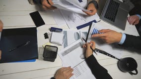 Αρσενικά και θηλυκά χέρια τοπ άποψης των συναδέλφων που αναλύουν τις οικονομικές εκθέσεις στην αρχή Συνεδρίαση επιχειρησιακών ομά φιλμ μικρού μήκους Αρσενικά και θηλυκά χέρια τοπ άποψης των συναδέλφων που αναλύουν τις οικονομικές εκθέσεις στην αρχή Συνεδρίαση επιχειρησιακών ομά φιλμ μικρού μήκους