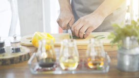 Αρσενικά χέρια κουζινών ` s που κόβουν τα αγγούρια σε έναν ξύλινο μαγειρεύοντας πίνακα στοκ εικόνα με δικαίωμα ελεύθερης χρήσης Αρσενικά χέρια κουζινών ` s που κόβουν τα αγγούρια σε έναν ξύλινο μαγειρεύοντας πίνακα στοκ εικόνα με δικαίωμα ελεύθερης χρήσης