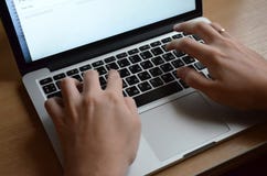 Αρσενικά χέρια σε ένα μαύρο πληκτρολόγιο Ευρωπαϊκή εργασία σε έναν υπολογιστή στοκ φωτογραφίες Αρσενικά χέρια σε ένα μαύρο πληκτρολόγιο Ευρωπαϊκή εργασία σε έναν υπολογιστή στοκ φωτογραφίες