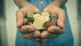 Αρσενικά χρυσά νομίσματα χρημάτων εκμετάλλευσης στο χέρι της για οικονομικό στοκ εικόνα με δικαίωμα ελεύθερης χρήσης Αρσενικά χρυσά νομίσματα χρημάτων εκμετάλλευσης στο χέρι της για οικονομικό στοκ εικόνα με δικαίωμα ελεύθερης χρήσης