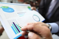 Αρσενική ασημένια μάνδρα λαβής χεριών με το διάγραμμα ενάντια στοκ φωτογραφία Αρσενική ασημένια μάνδρα λαβής χεριών με το διάγραμμα ενάντια στοκ φωτογραφία
