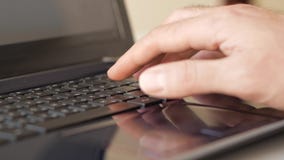 Αρσενική δακτυλογράφηση χεριών στο πληκτρολόγιο φιλμ μικρού μήκους Αρσενική δακτυλογράφηση χεριών στο πληκτρολόγιο φιλμ μικρού μήκους