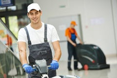 Αρσενική καθαρίζοντας επιχειρησιακή αίθουσα εργαζομένων