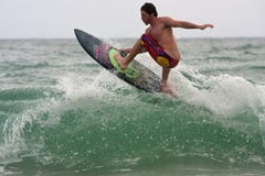 Αρσενική κορυφή γύρων Surfer του κύματος από την ακτή της Φλώριδας στοκ φωτογραφία Αρσενική κορυφή γύρων Surfer του κύματος από την ακτή της Φλώριδας στοκ φωτογραφία