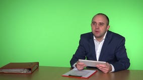 Αρσενική κύρια ομιλία με τον κατώτερο εργαζόμενο στο γραφείο του Πράσινη ανασκόπηση απόθεμα βίντεο Αρσενική κύρια ομιλία με τον κατώτερο εργαζόμενο στο γραφείο του Πράσινη ανασκόπηση απόθεμα βίντεο