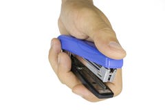 Αρσενικό stapler εκμετάλλευσης χεριών, χέρι ατόμων που απομονώνεται στο άσπρο υπόβαθρο στοκ εικόνα Αρσενικό stapler εκμετάλλευσης χεριών, χέρι ατόμων που απομονώνεται στο άσπρο υπόβαθρο στοκ εικόνα