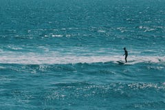 Αρσενικό surfer που περιμένει το μεγαλύτερο κύμα στον ωκεανό στοκ εικόνα Αρσενικό surfer που περιμένει το μεγαλύτερο κύμα στον ωκεανό στοκ εικόνα