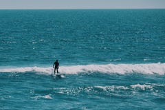 Αρσενικό surfer στον ωκεανό, έννοια θερινού υποβάθρου στοκ εικόνα Αρσενικό surfer στον ωκεανό, έννοια θερινού υποβάθρου στοκ εικόνα