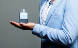 Αρσενικό άρωμα, γενειοφόρο άτομο σε ένα κοστούμι Άρωμα ατόμων, άρωμα Αρσενικό να κρατήσει ψηλά μπουκάλι του αρώματος Άρωμα ή Κολω στοκ εικόνα Αρσενικό άρωμα, γενειοφόρο άτομο σε ένα κοστούμι Άρωμα ατόμων, άρωμα Αρσενικό να κρατήσει ψηλά μπουκάλι του αρώματος Άρωμα ή Κολω στοκ εικόνα