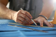Αρσενικό μολύβι εκμετάλλευσης χεριών υπό εξέταση στοκ φωτογραφία Αρσενικό μολύβι εκμετάλλευσης χεριών υπό εξέταση στοκ φωτογραφία