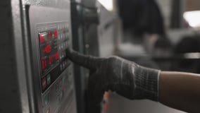 Αρσενικό χέρι που ωθεί το κουμπί στο πίνακα ελέγχου των βιομηχανικών εγκαταστάσεων κλείστε επάνω απόθεμα βίντεο Αρσενικό χέρι που ωθεί το κουμπί στο πίνακα ελέγχου των βιομηχανικών εγκαταστάσεων κλείστε επάνω απόθεμα βίντεο