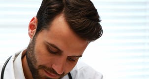Αρσενικός γιατρός που εργάζεται στο νοσοκομείο απόθεμα βίντεο Αρσενικός γιατρός που εργάζεται στο νοσοκομείο απόθεμα βίντεο